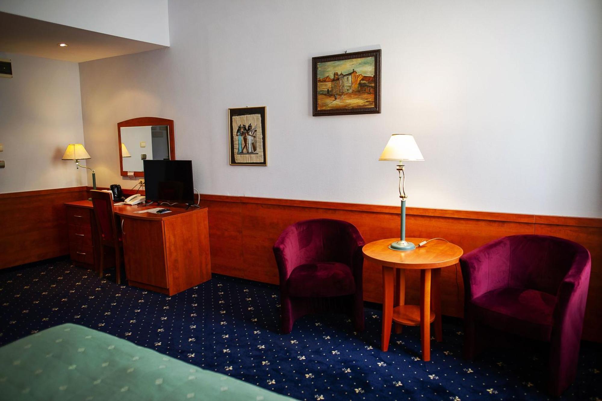 Pietrak Hotel Gniezno Exteriör bild