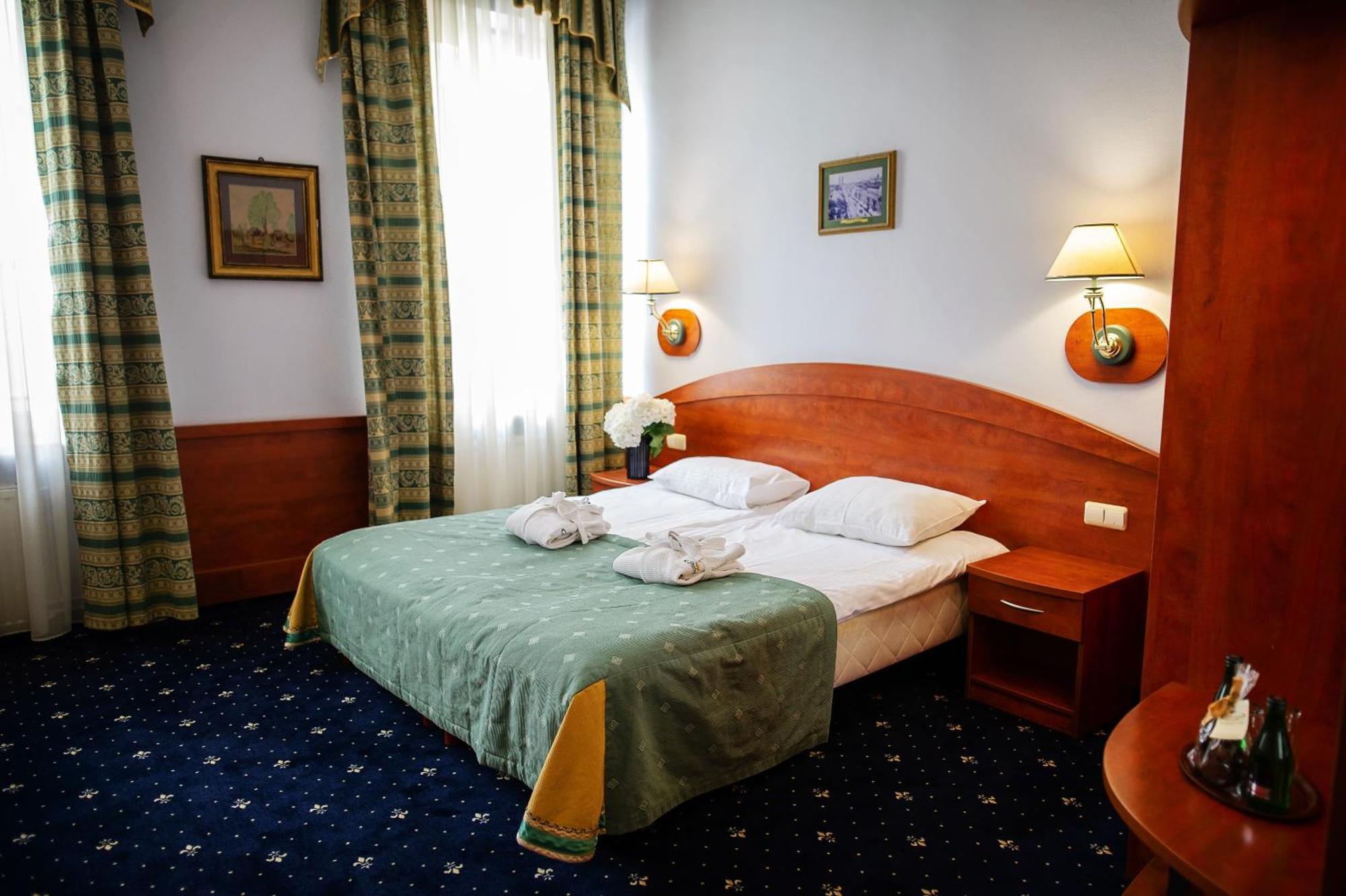 Pietrak Hotel Gniezno Exteriör bild