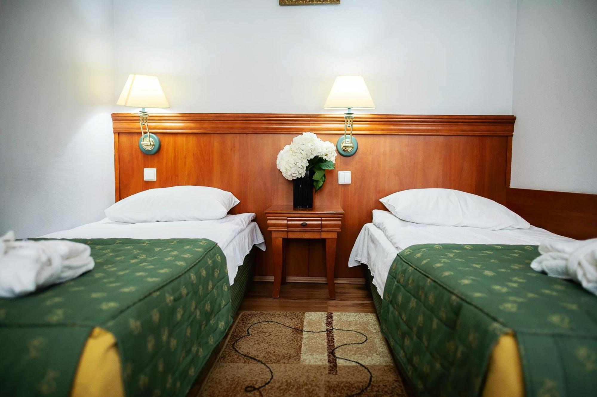 Pietrak Hotel Gniezno Exteriör bild