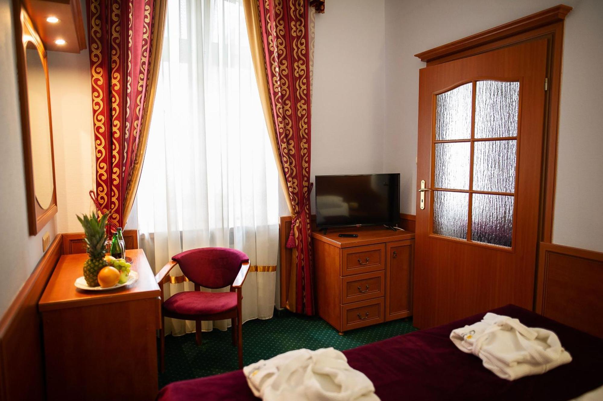 Pietrak Hotel Gniezno Exteriör bild