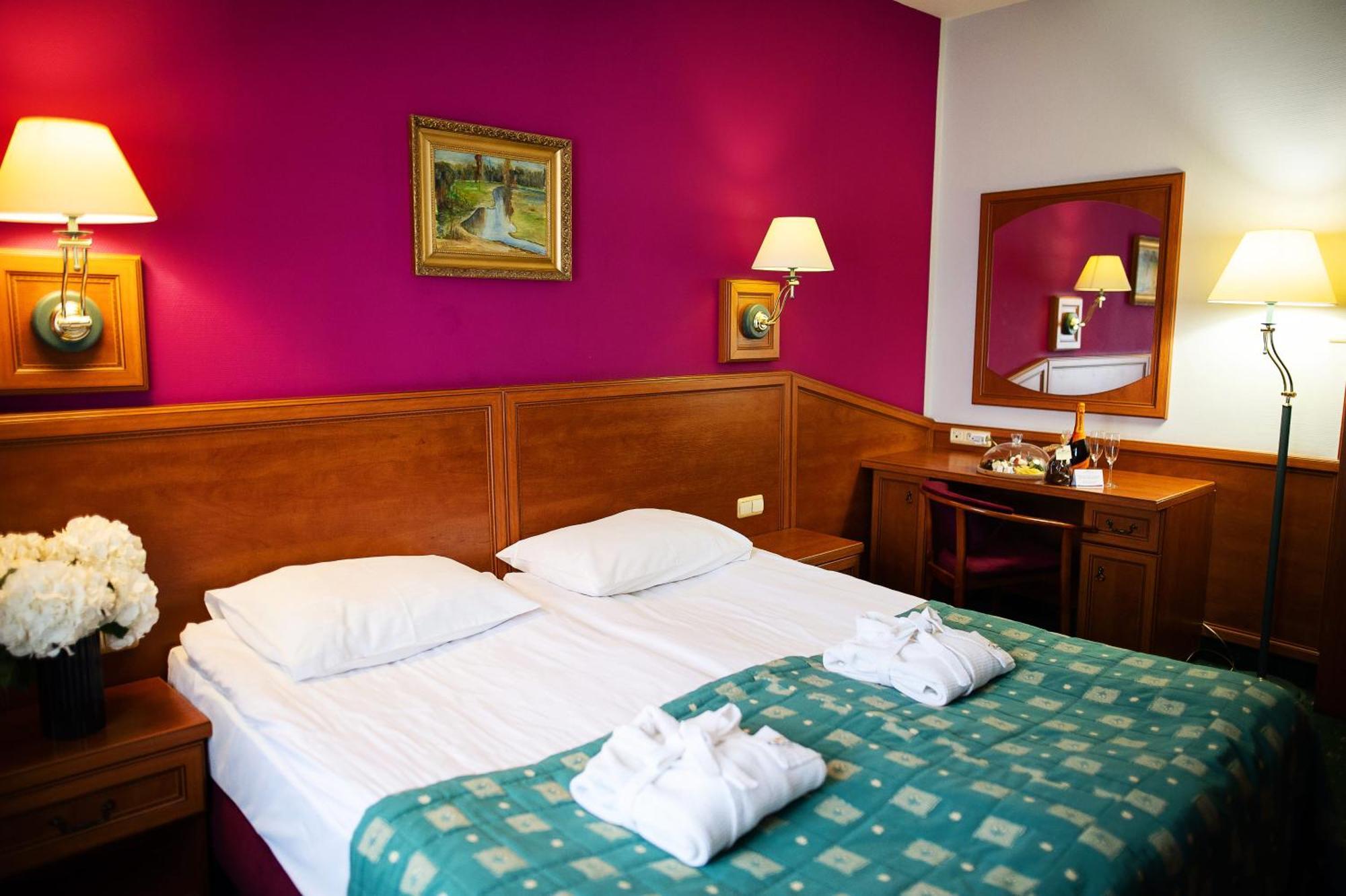 Pietrak Hotel Gniezno Exteriör bild