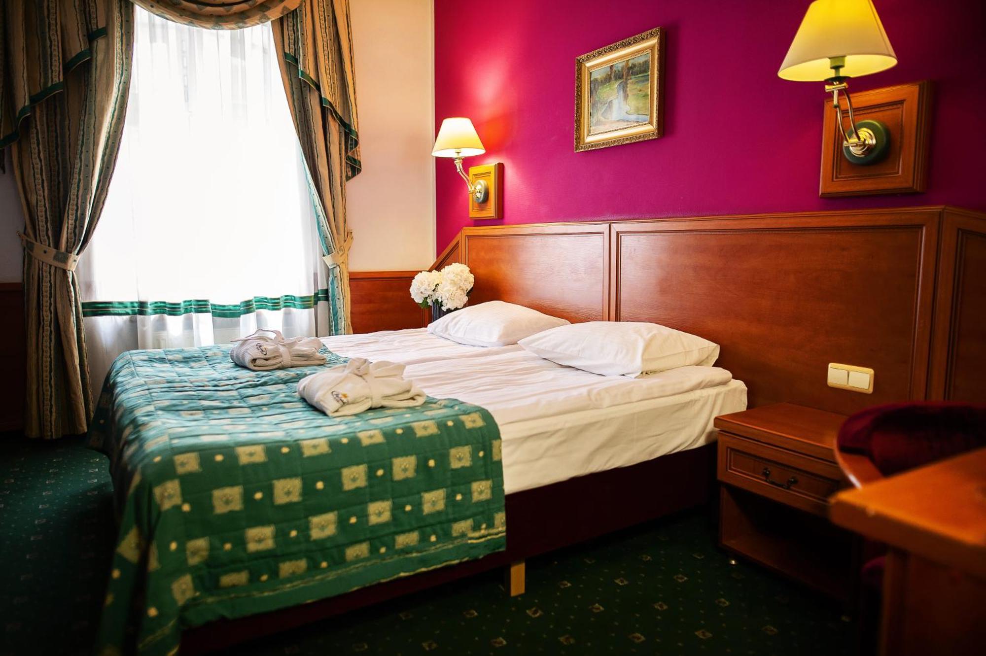 Pietrak Hotel Gniezno Exteriör bild