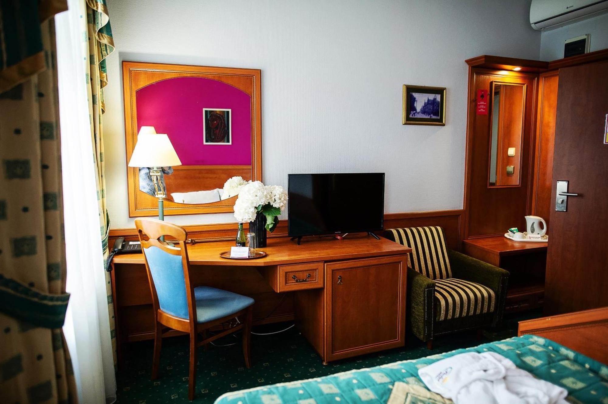 Pietrak Hotel Gniezno Exteriör bild
