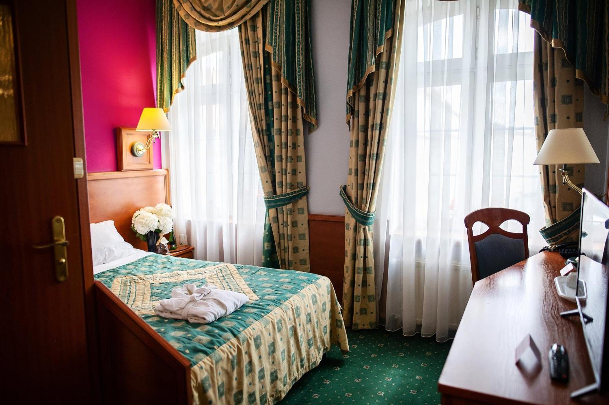 Pietrak Hotel Gniezno Exteriör bild