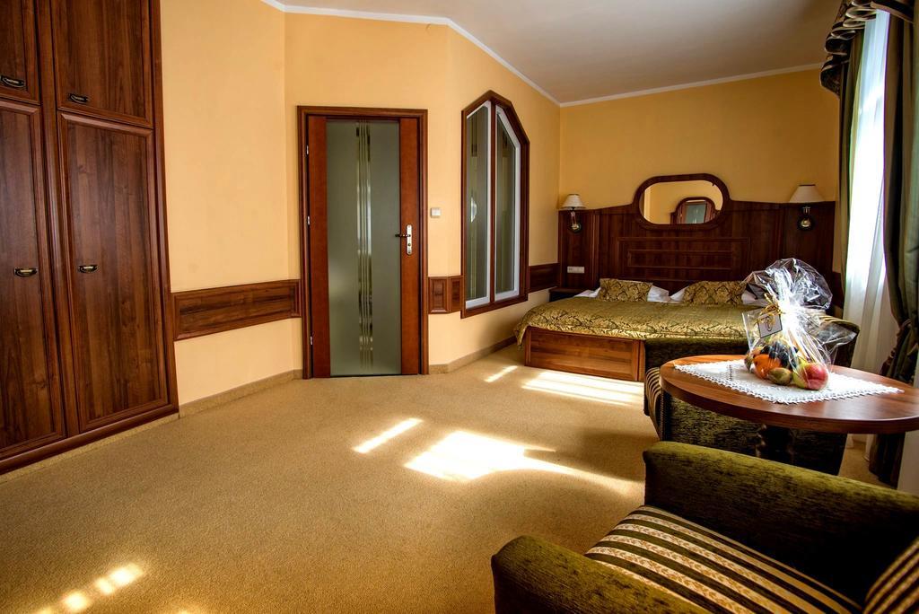 Pietrak Hotel Gniezno Exteriör bild